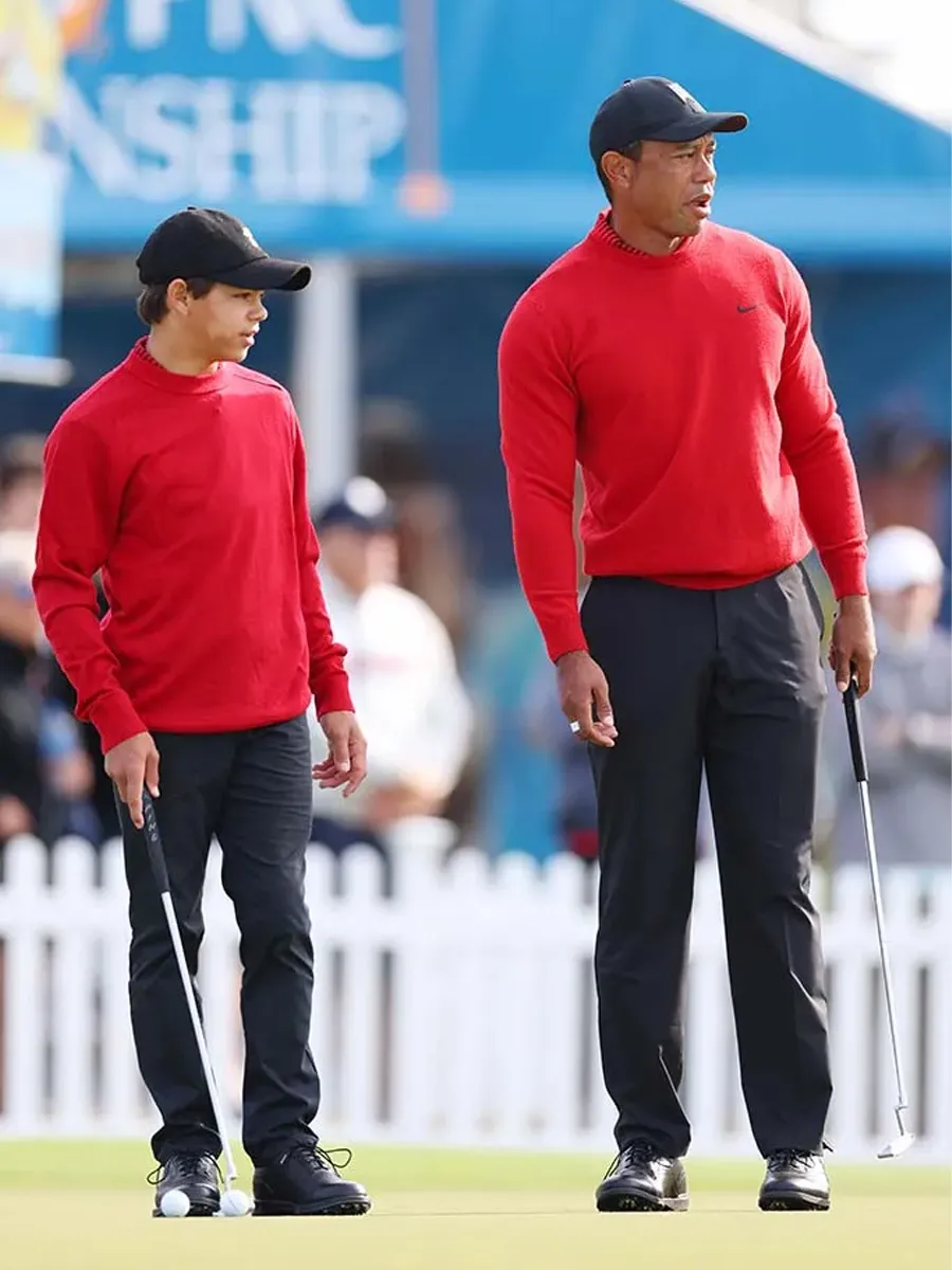 Tiger y Charlie Woods con ropa de golf roja