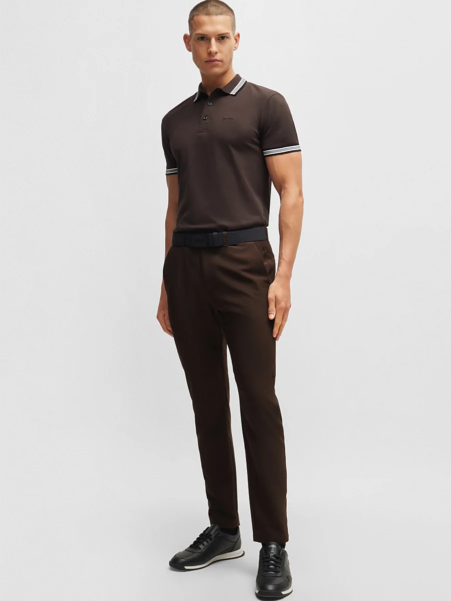 polo marrón con pantalones del mismo tono de Hugo Boss