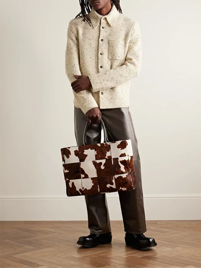 look con pantalones de cuero y chaqueta beige con bolso de animal print