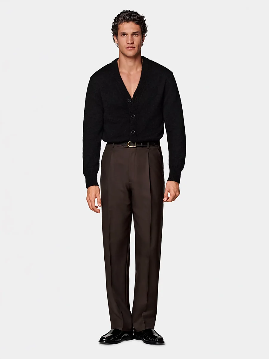 Cárdigan negro con pantalones de Suitsupply