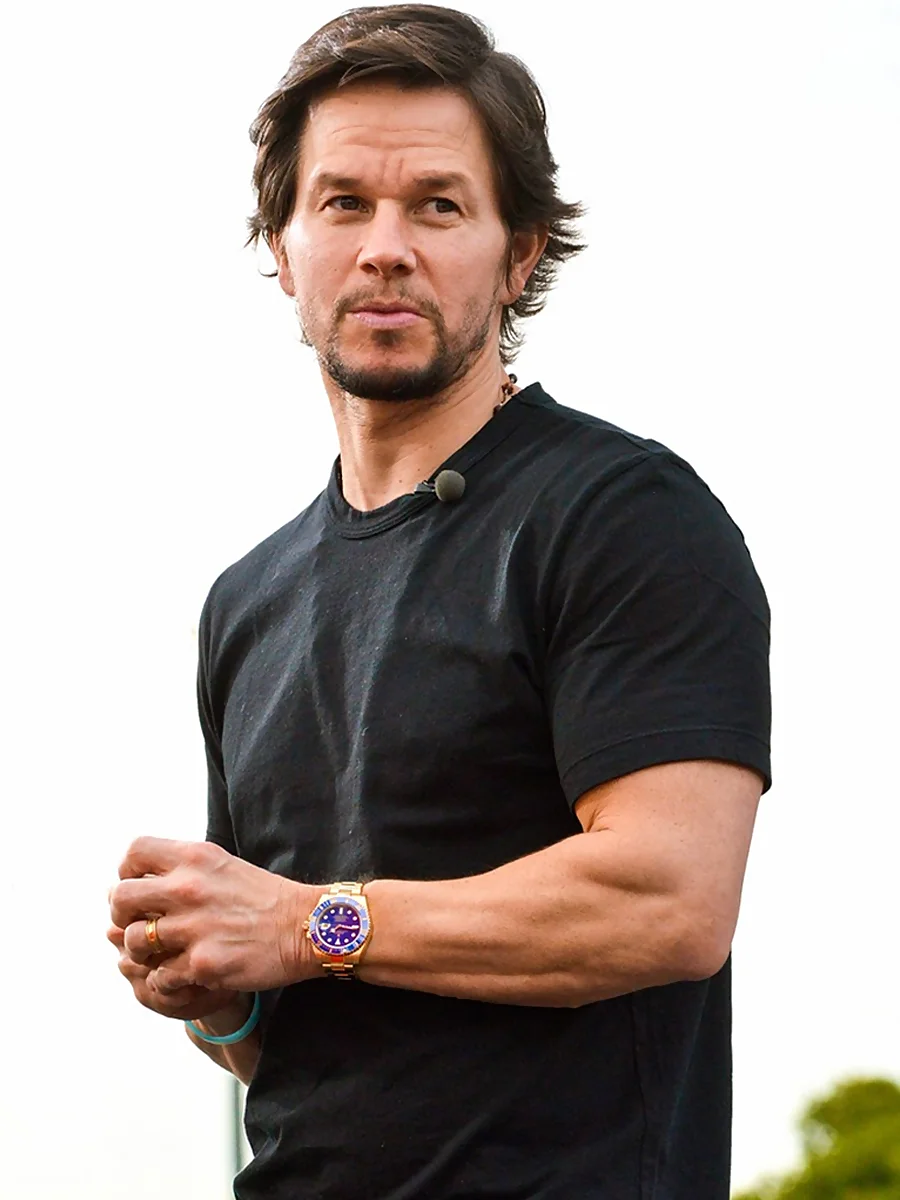 Mark Wahlberg con camiseta negra y reloj de oro de Rolex