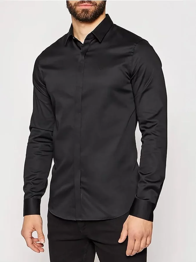 camisa negra satinada para hombre