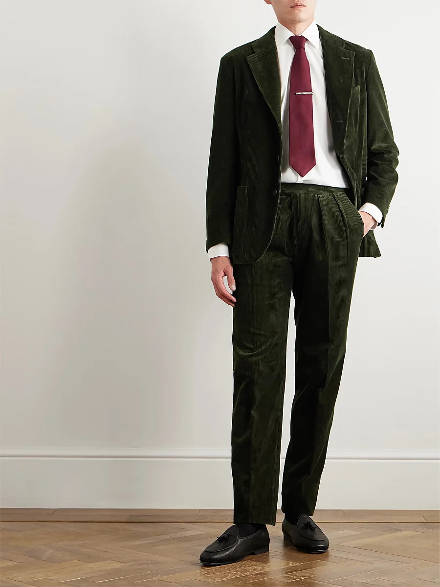 traje de pana verde con camisa blanca y corbata granate