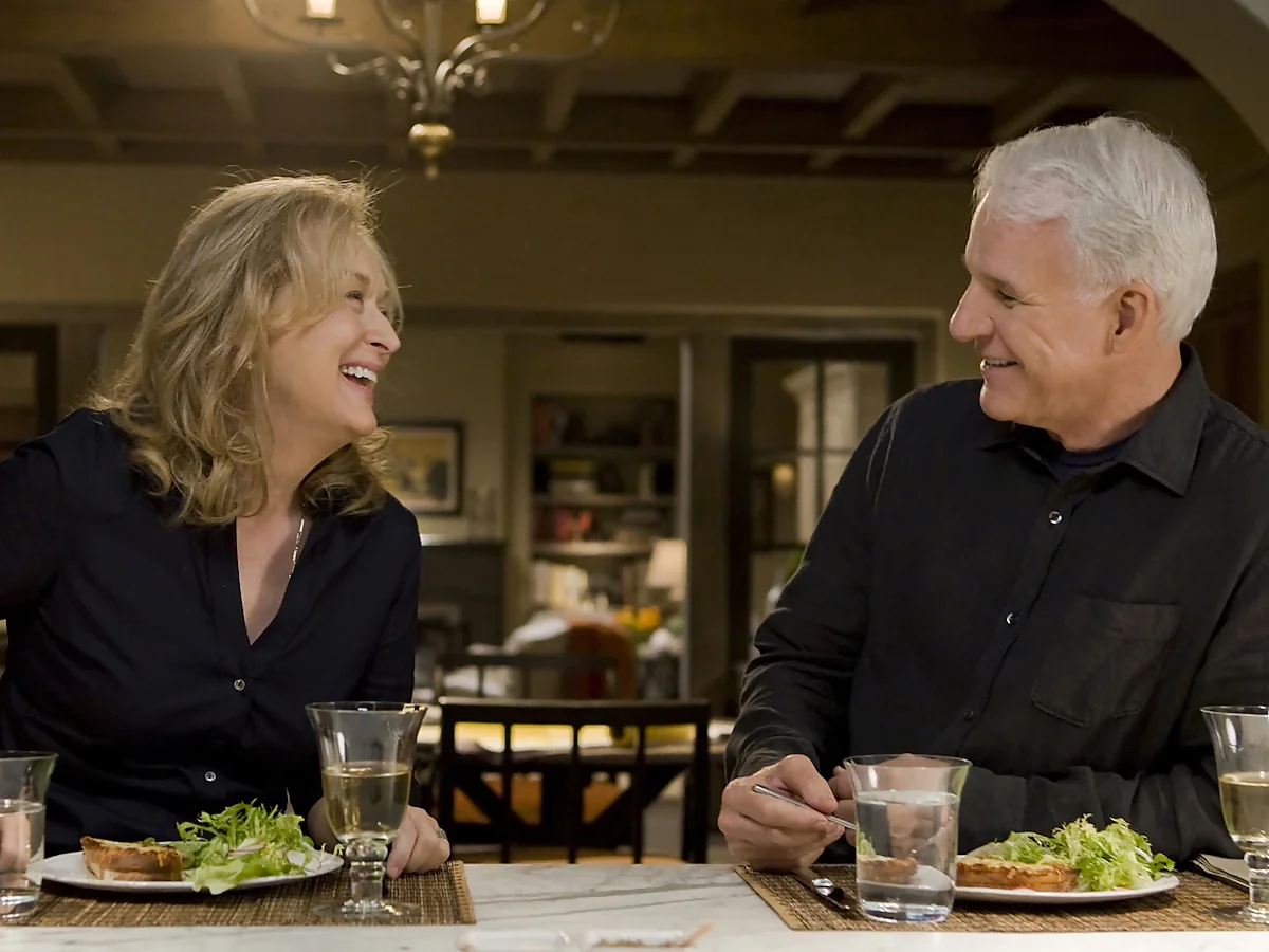 Meryl Streep y Steve Martin teniendo una cita en It's complicated