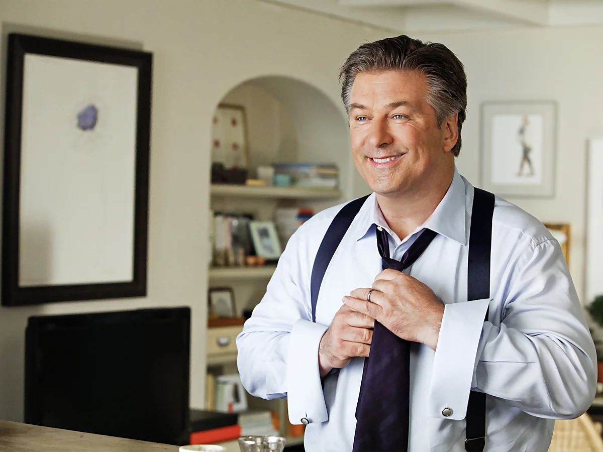 El personaje de Alec Baldwin, con más de 50 años, preparándose para una cita