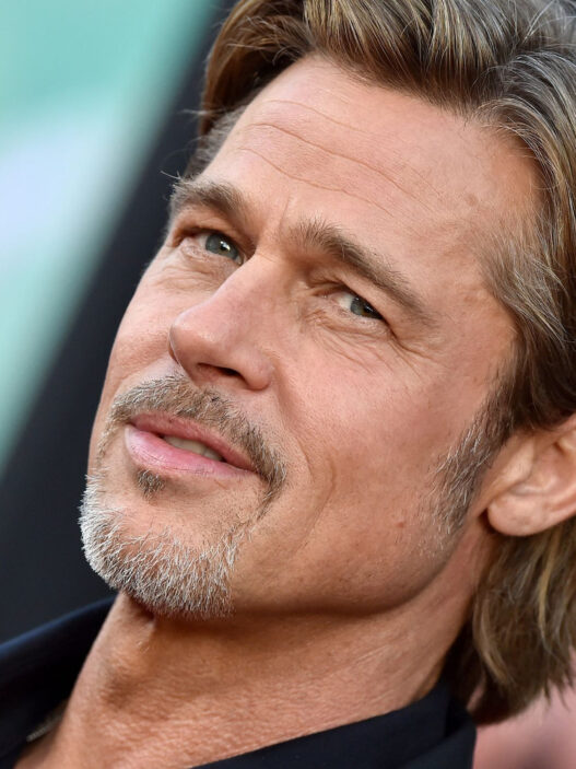 Brad Pitt marcando mandíbula y sin papada