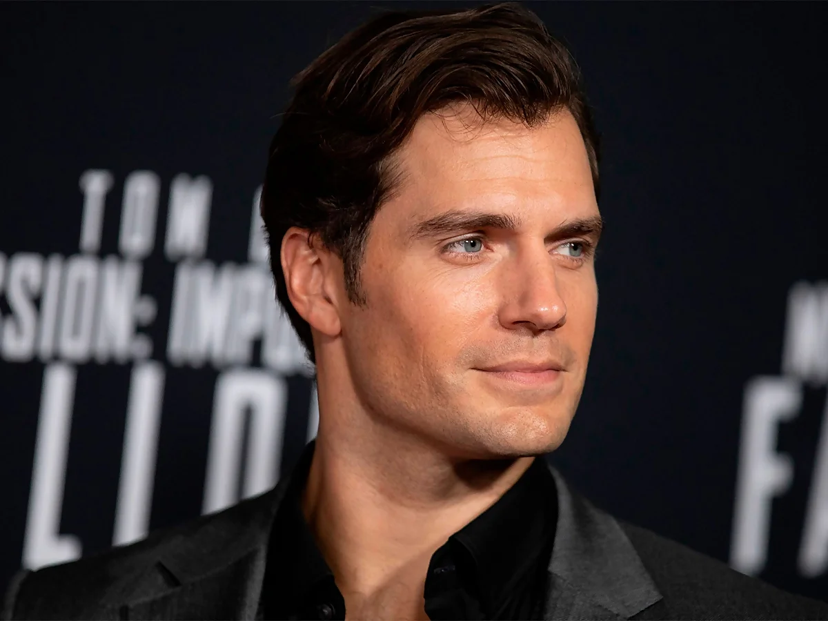 Henry Cavill y su mandíbula definida