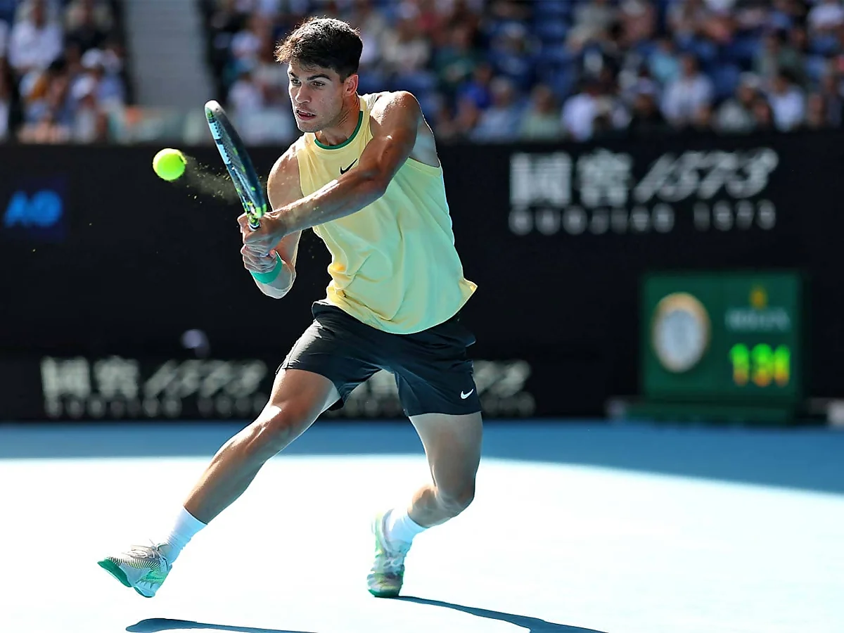 Carlos Alcaraz con ropa de tenis sin mangas en Australian Open 2024