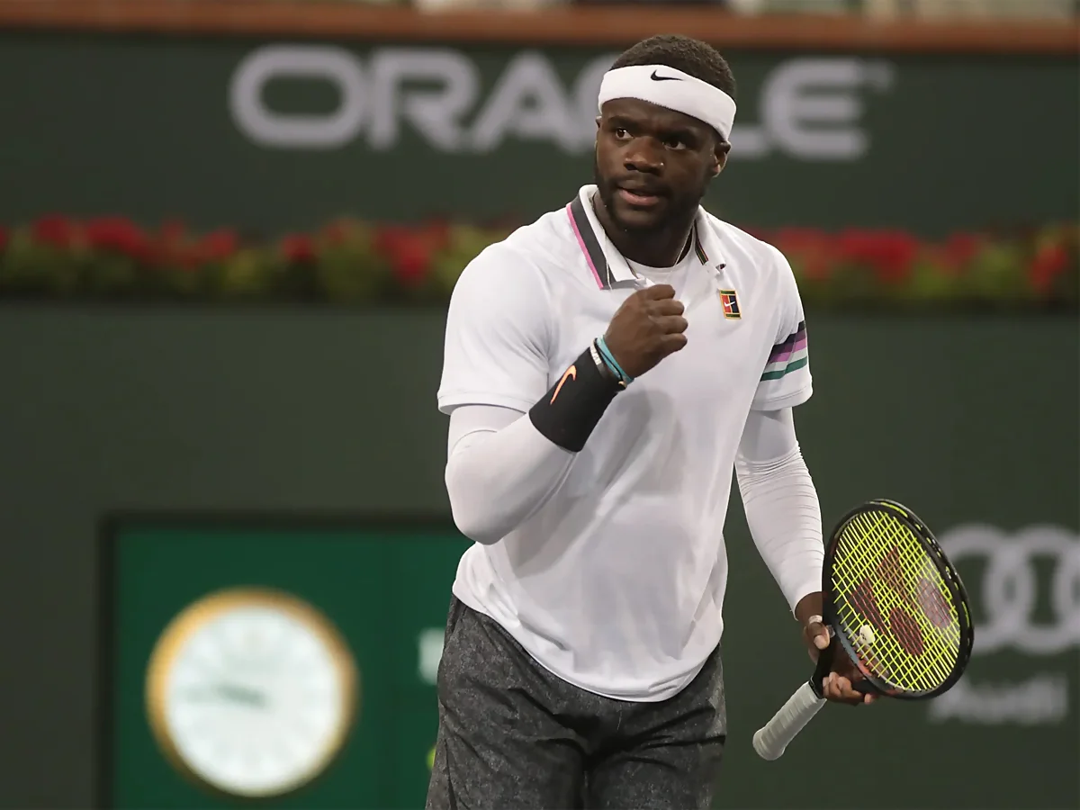 Frances Tiafoe con look de manga larga en 2019