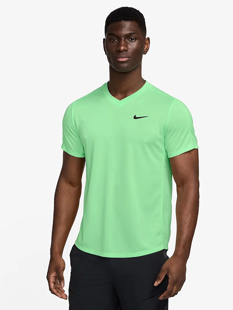 camiseta con tecnología dri-fit de Nike para tenis