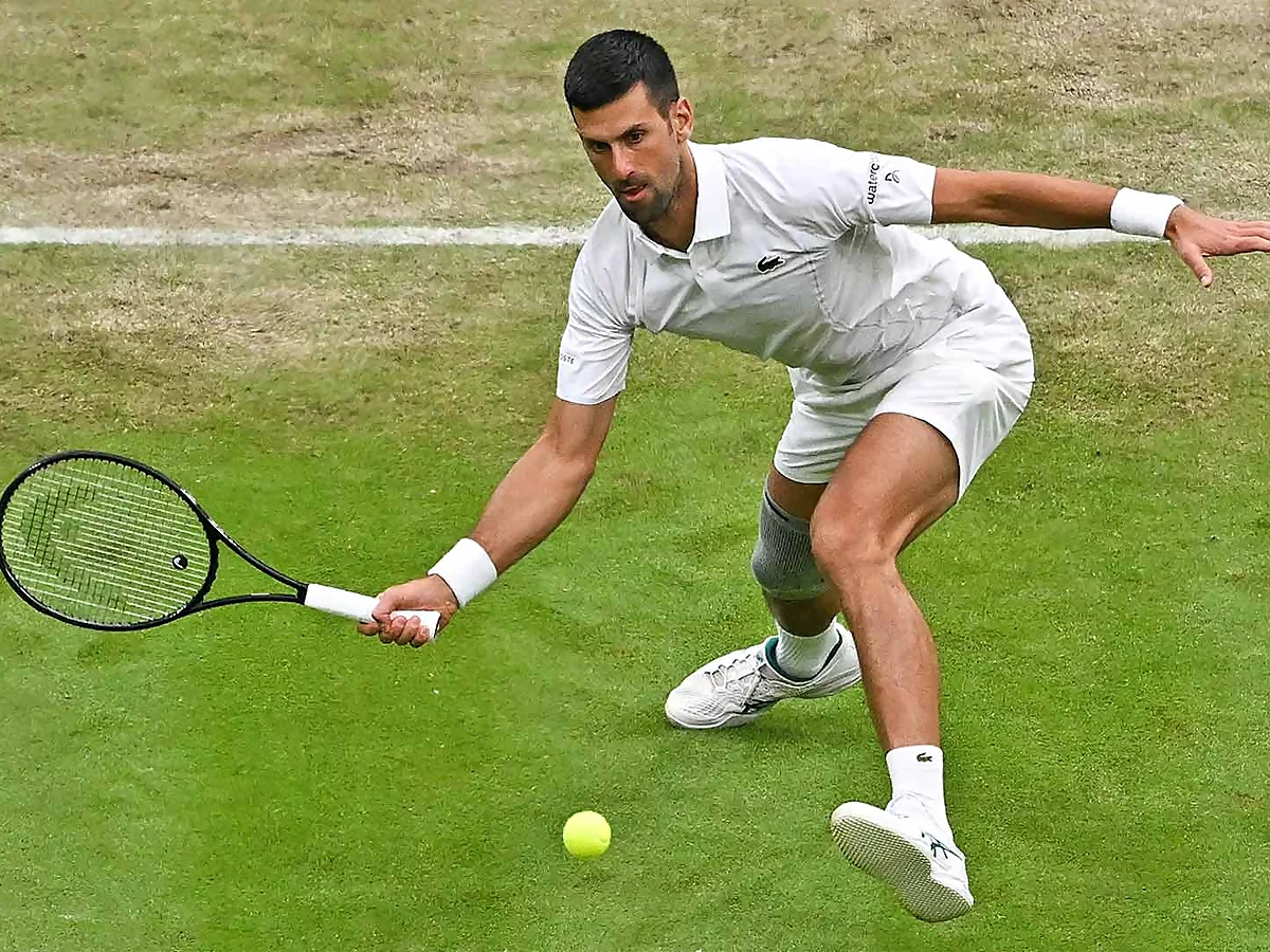 Novak Djokovic vestido de blanco para la competición de Wimbledon 2024