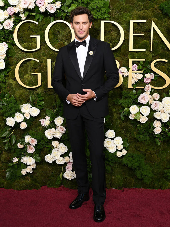 El actor Cooper Koch vestido de Giorgio Armani en los Globos de Oro 2025