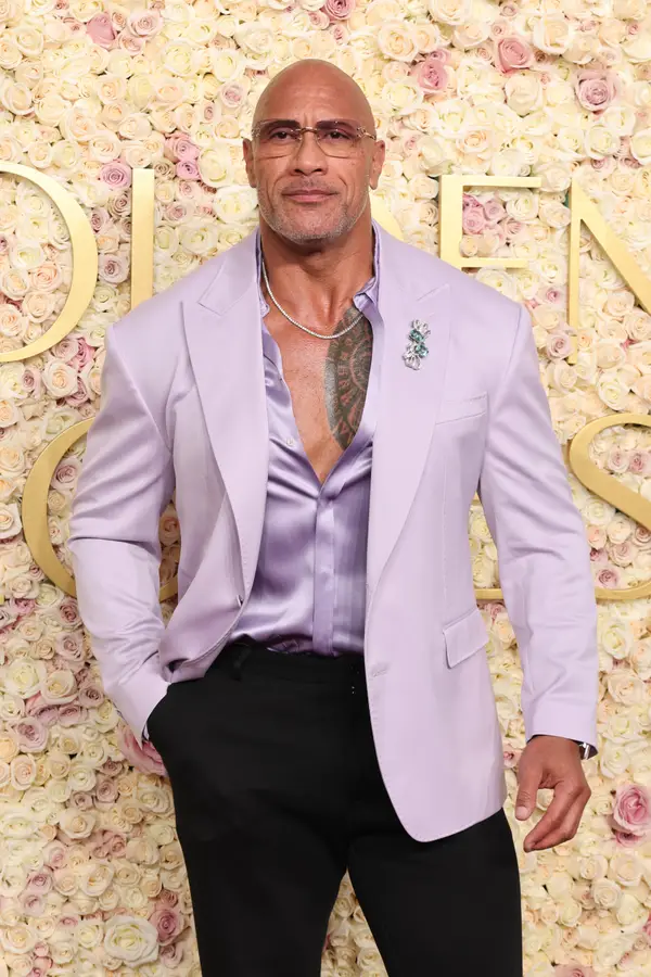 El actor Dwyne Johnson fue uno de los hombres mejor vestidos de los Globos de Oro 2025.