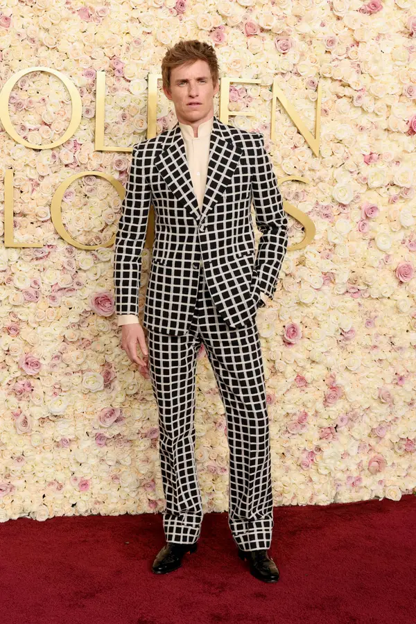 El actor Eddie Redmayne, uno de los hombres mejor vestidos de los Globos de Oro 2025.