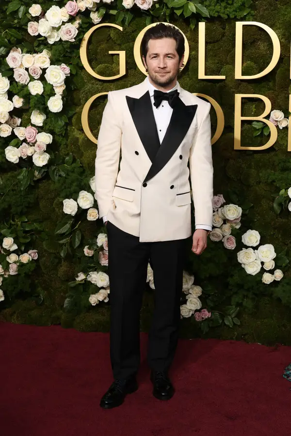 Michael Angarano ha sido uno de los hombres mejor vestidos de los Globos de Oro 2025.