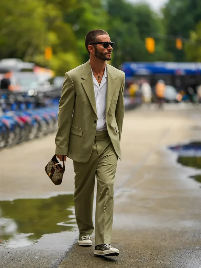 Outfit verde con converse estampadas verdes