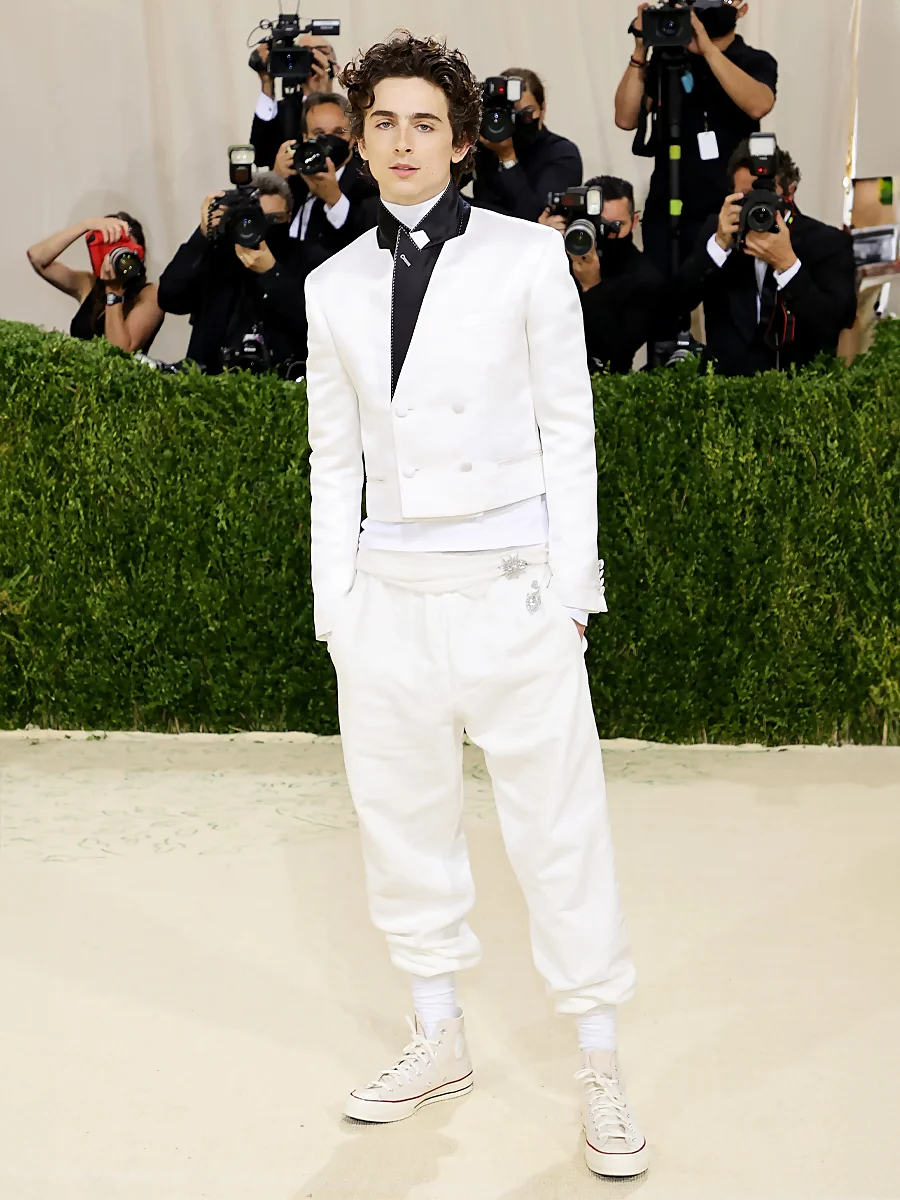 Timothée Chalamet en la MET Gala 2021 con conjunto blanco de americana y pantalón de chándal 