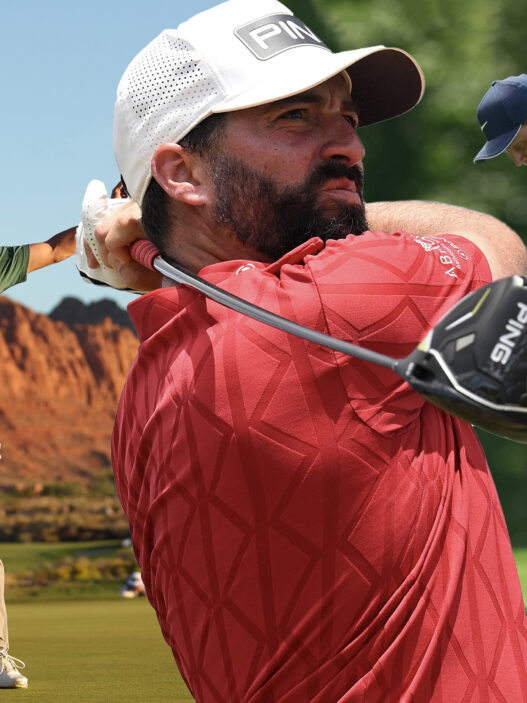 Golfistas profesionales usando los mejores palos de golf para su juego