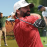 Golfistas profesionales usando los mejores palos de golf para su juego