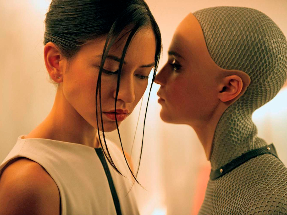 Alicia Vikander como Ava en Ex Machina, manipulación de una inteligencia artificial.