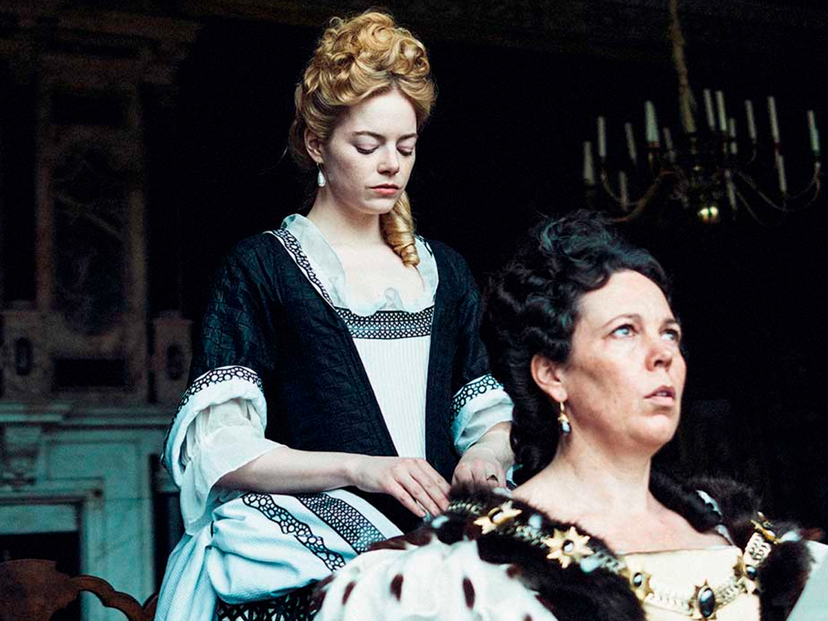 Olivia Colman, Emma Stone y Rachel Weisz en La favorita, intriga y manipulación.