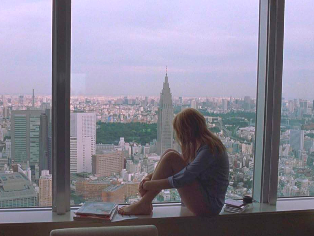 Scarlett Johansson y Bill Murray en Lost in Translation, conexión en medio de la soledad.