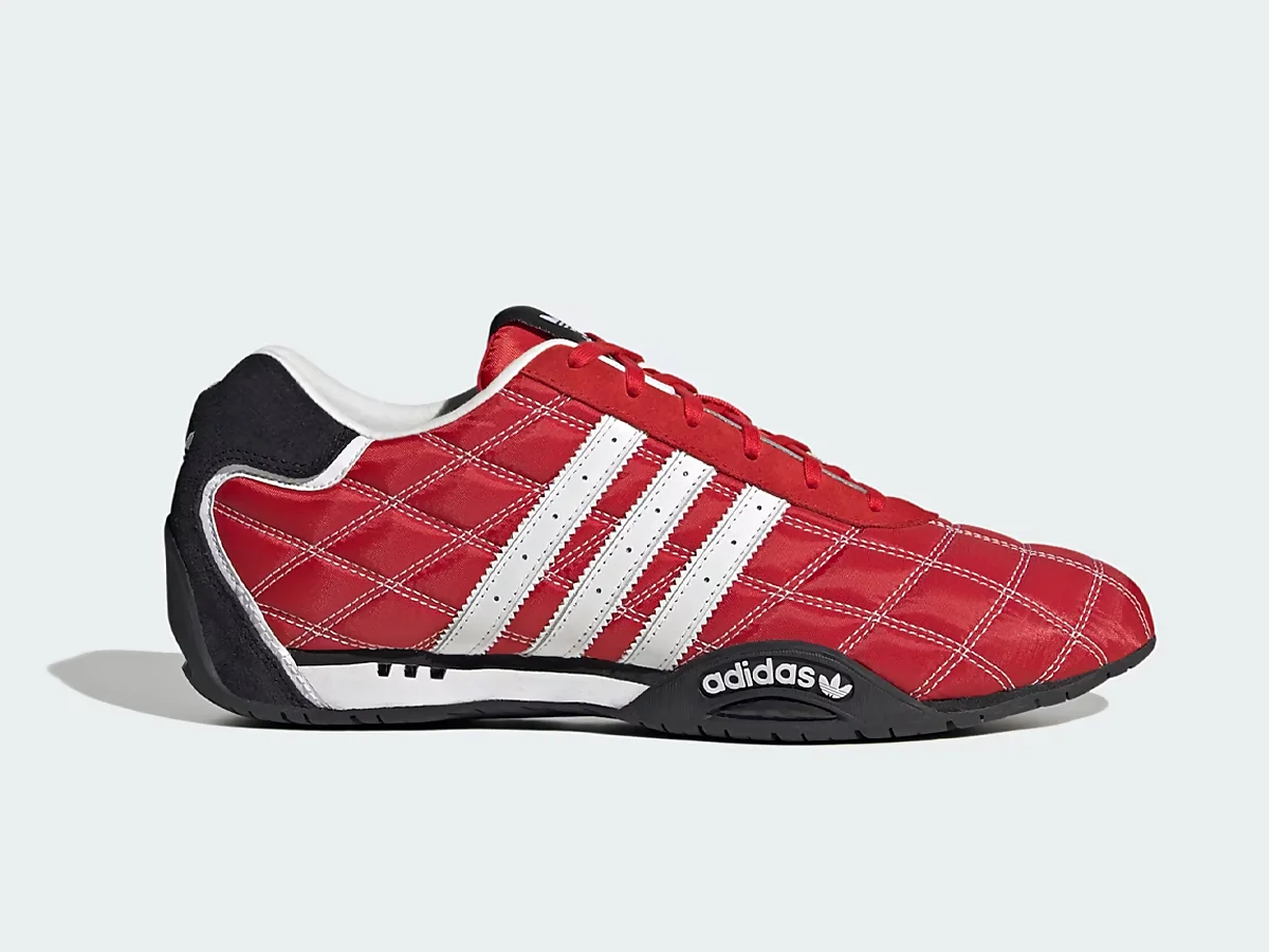 Adidas inspiradas en las carreras de coche en tono rojo cereza