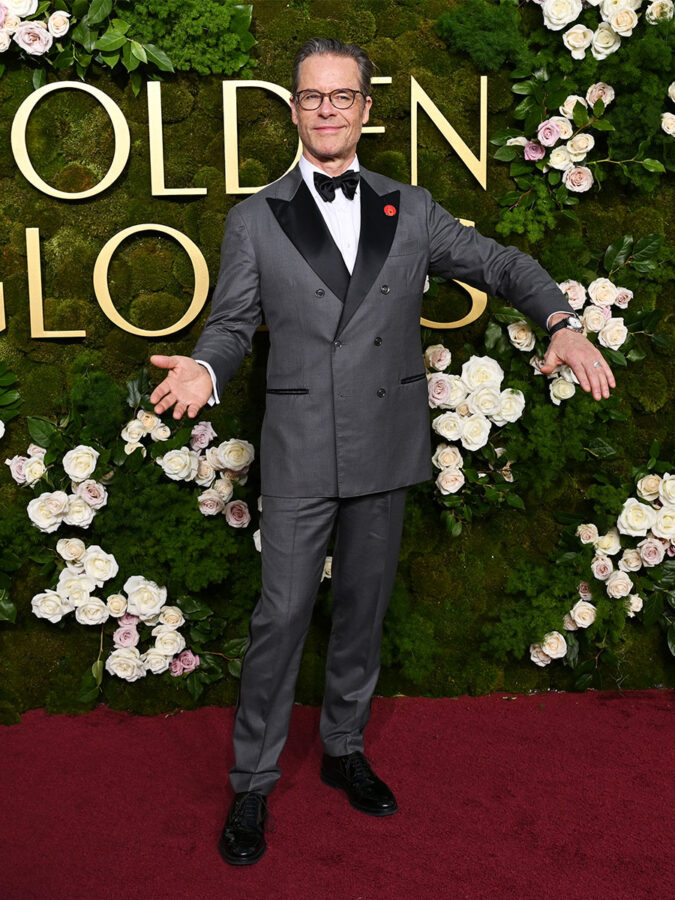 Guy Pearce, en los Globos de Oro 2025 con un reloj Speedmaster Moonwatch.