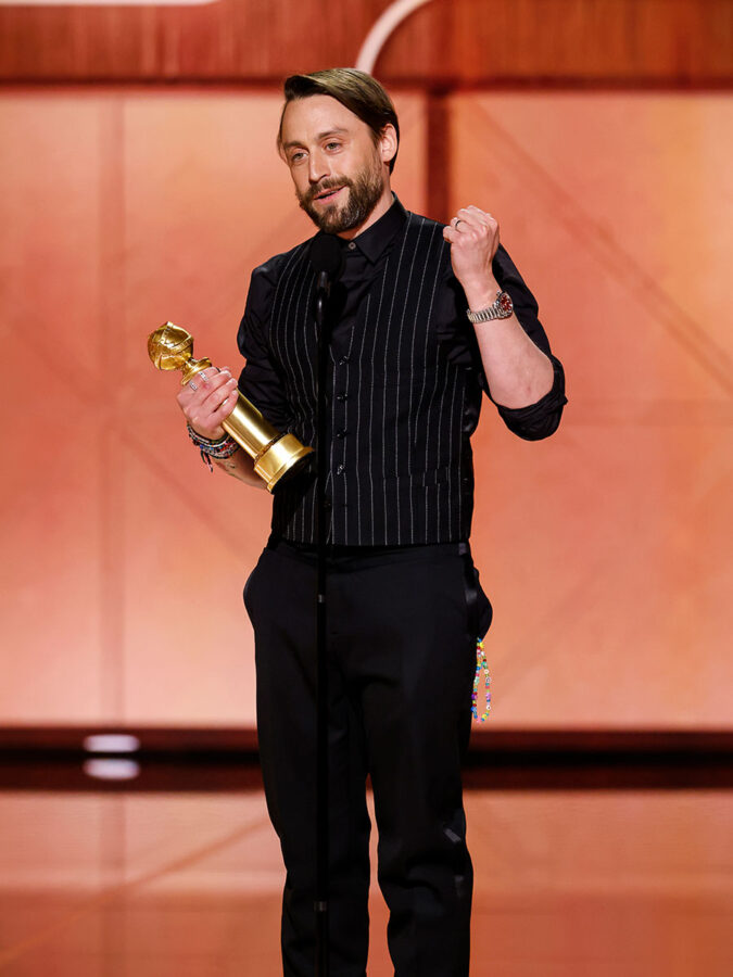 Kieran Culkin, Globos de Oro 2025, con un Seamaster Aqua Terra Shades.