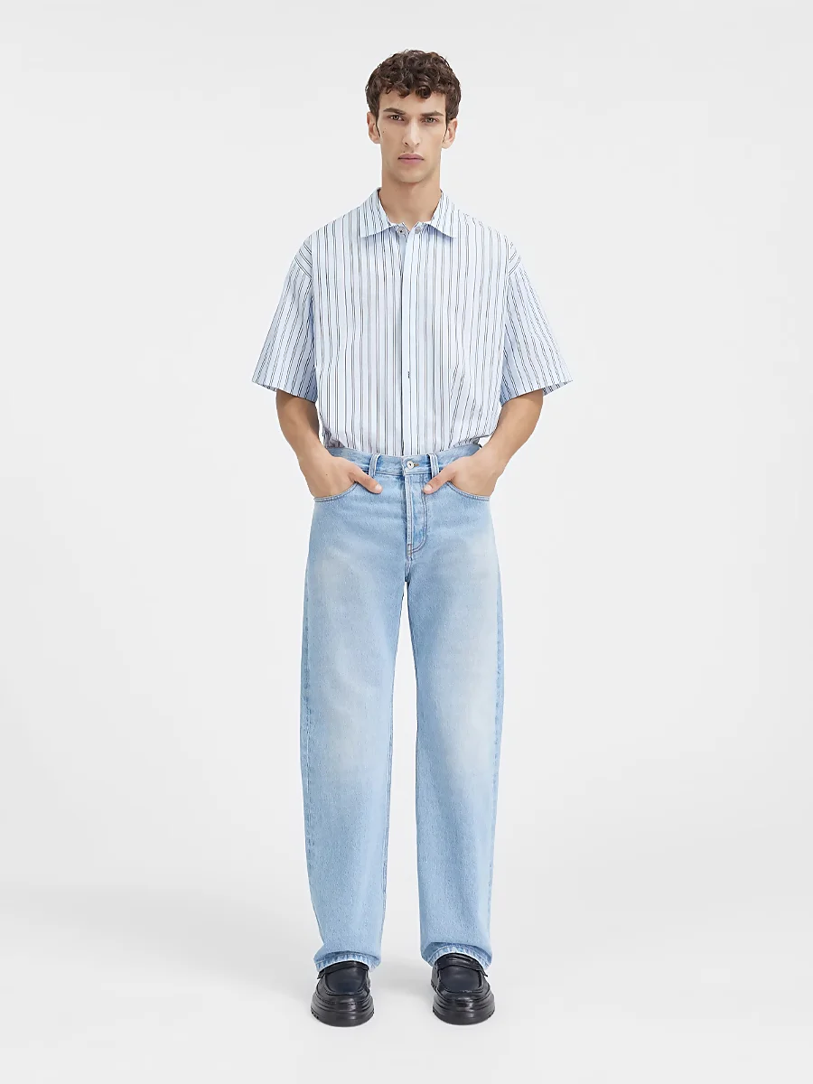 total look de jacquemus con jeans y camisa a rayas