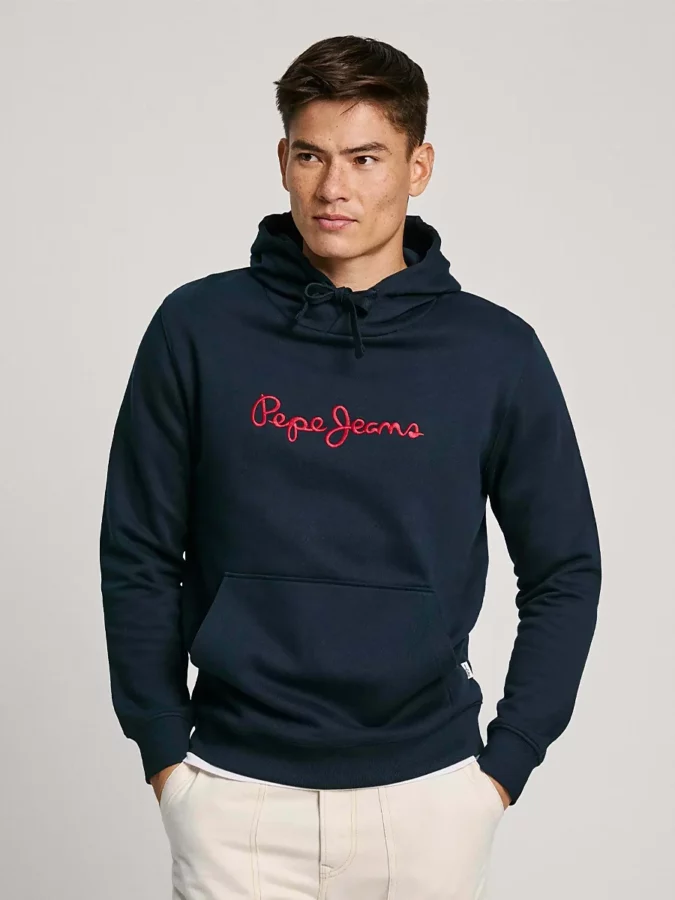 sudadera azul oscura con lettering rojo