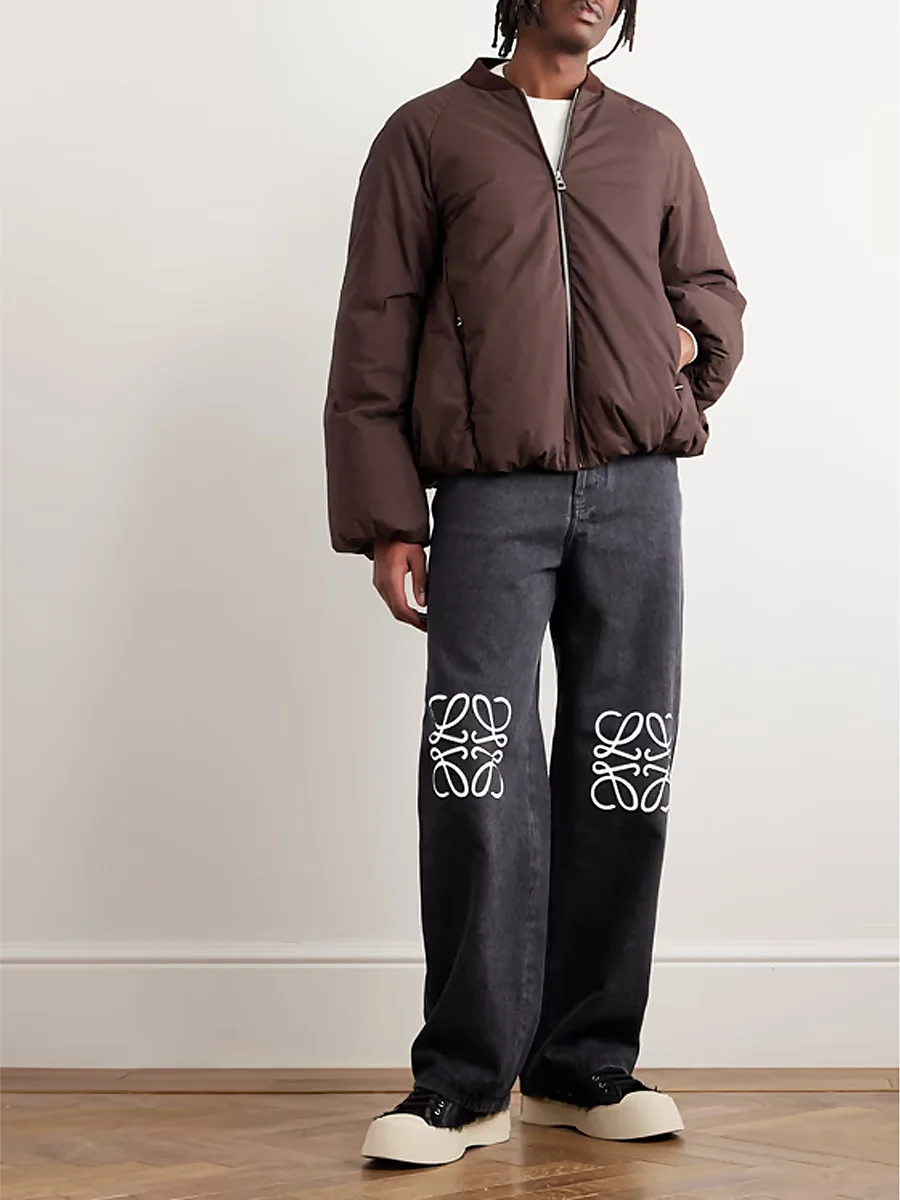 puffer marrón y pantalón vaquero de Loewe Hombre