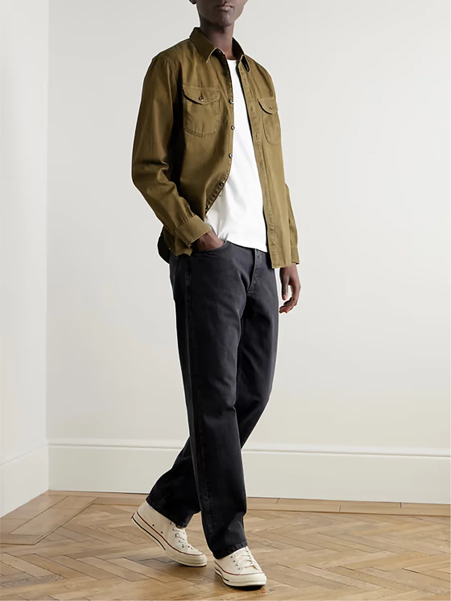 jeans negros con camisa verde khaki para hombre