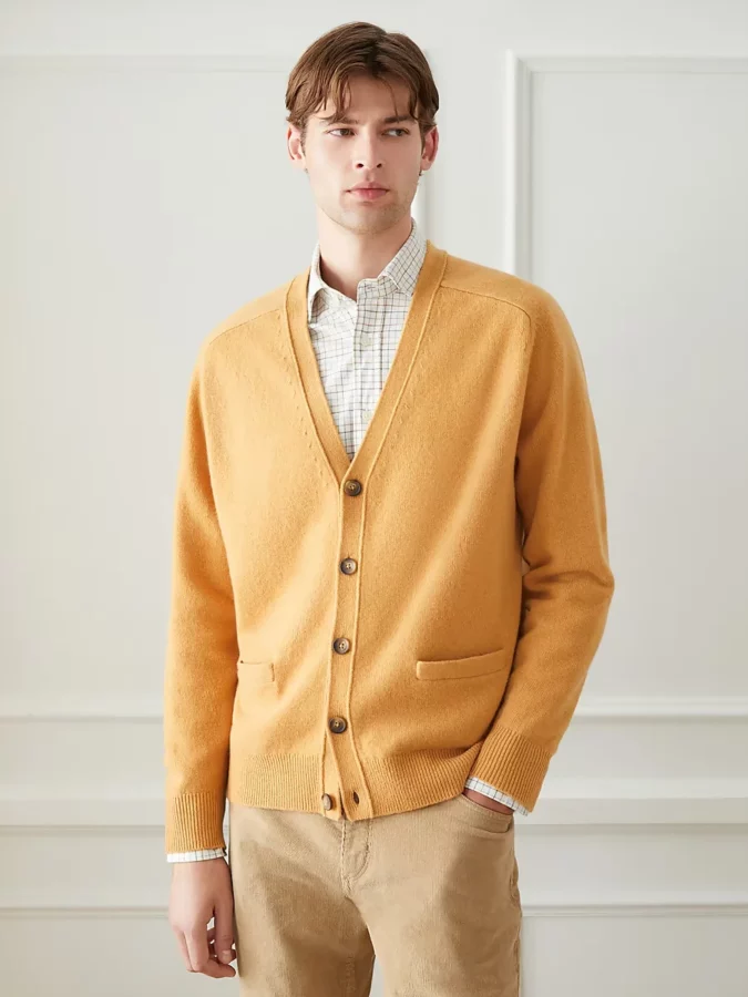 cárdigan amarillo con botones para hombre