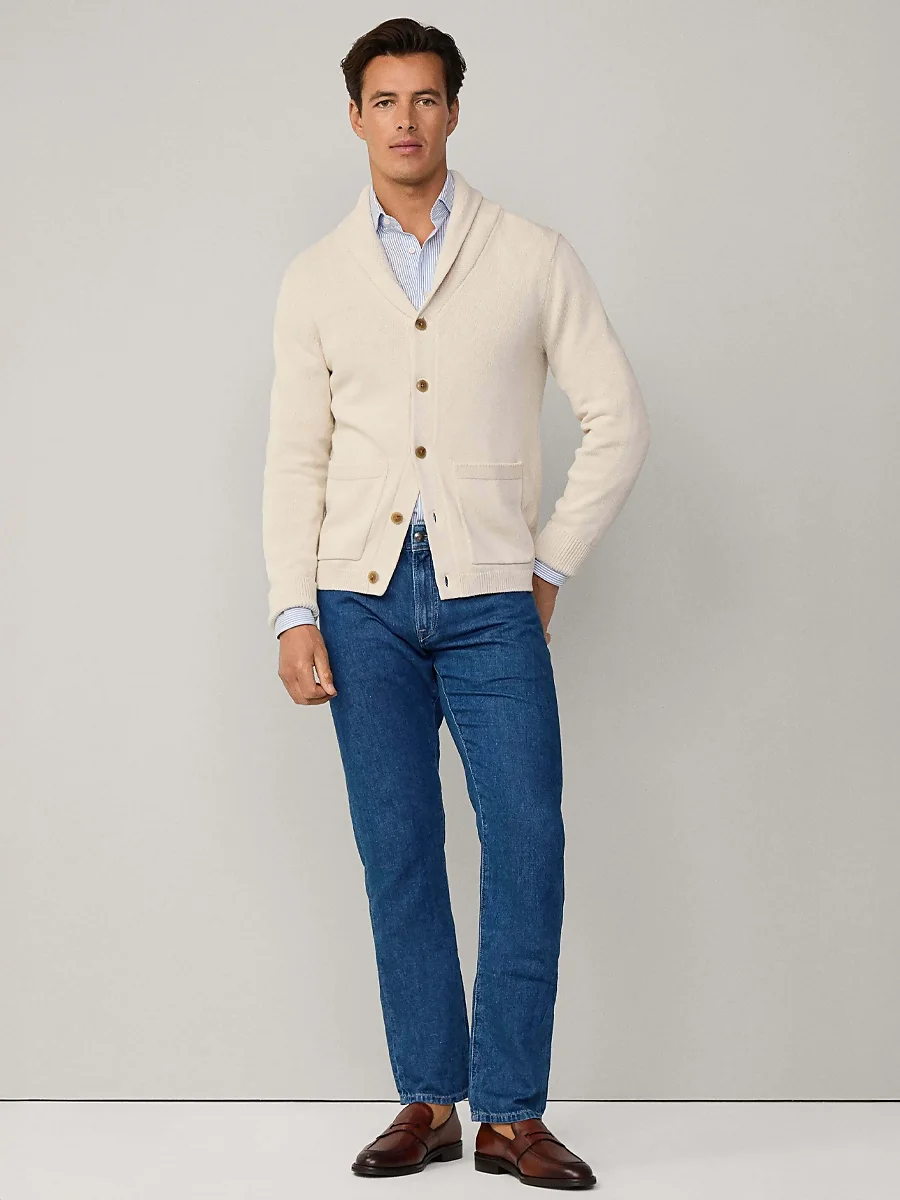 look de hackett con vaqueros entallados y mocasines 