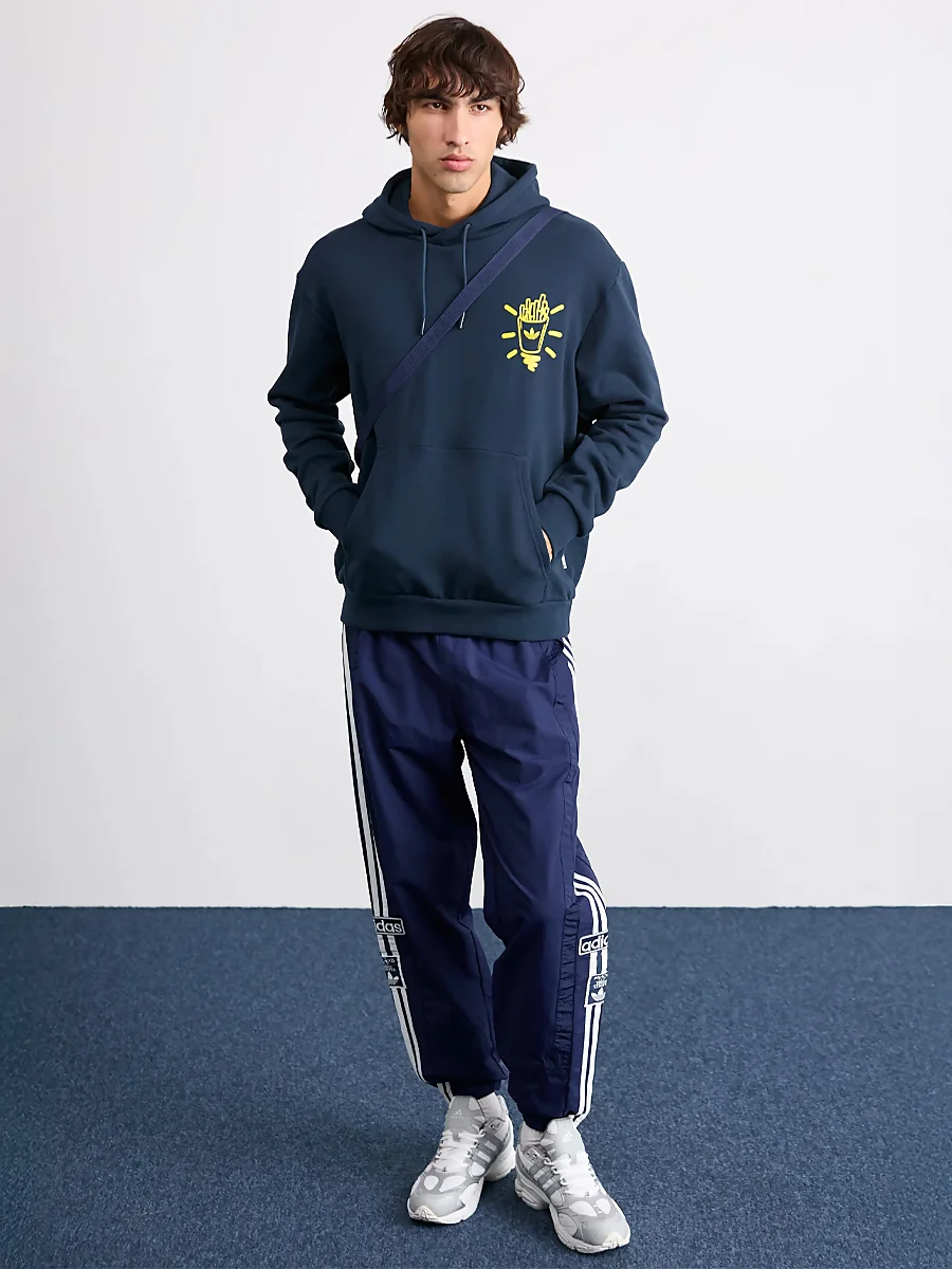 total look de adidas originals en tono navy con joggers