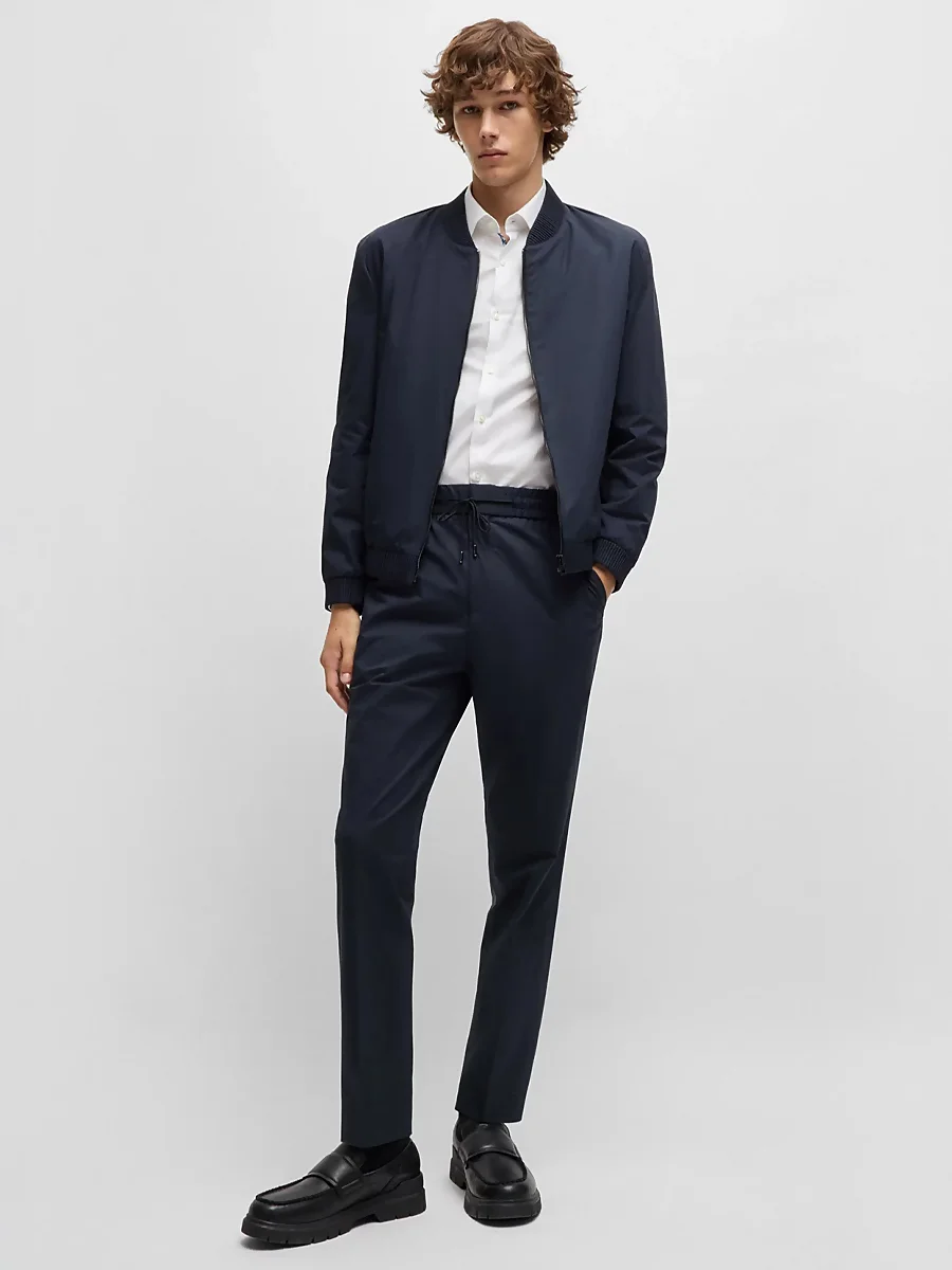 total look de Hugo Boss con pantalones ajustados en cintura