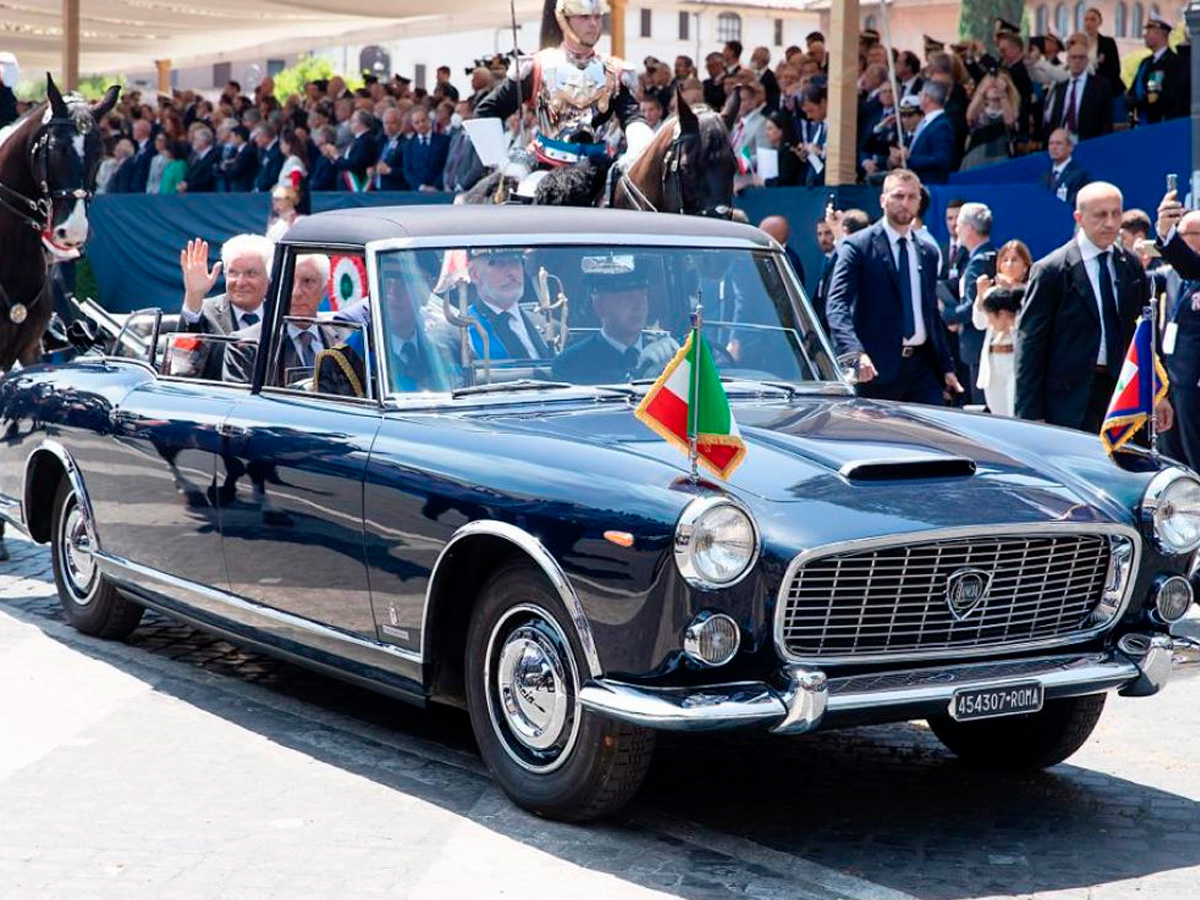 El Presidente de la República Italiana a bordo del Lancia Flaminia Presidencial en la ceremonia del 2 de junio