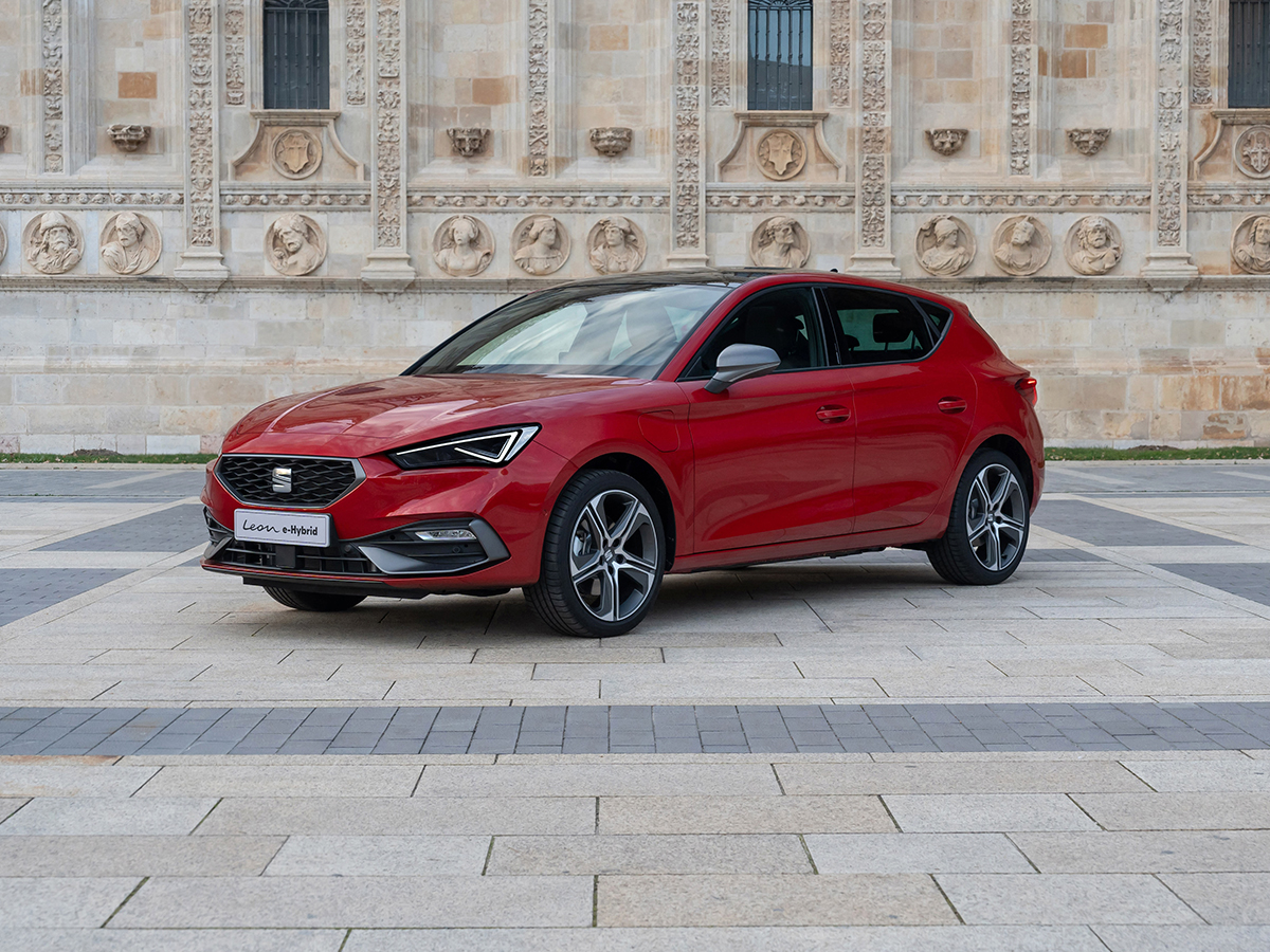 El SEAT León 1.5 e-Hybrid es uno de los mejores coches con cambio automático