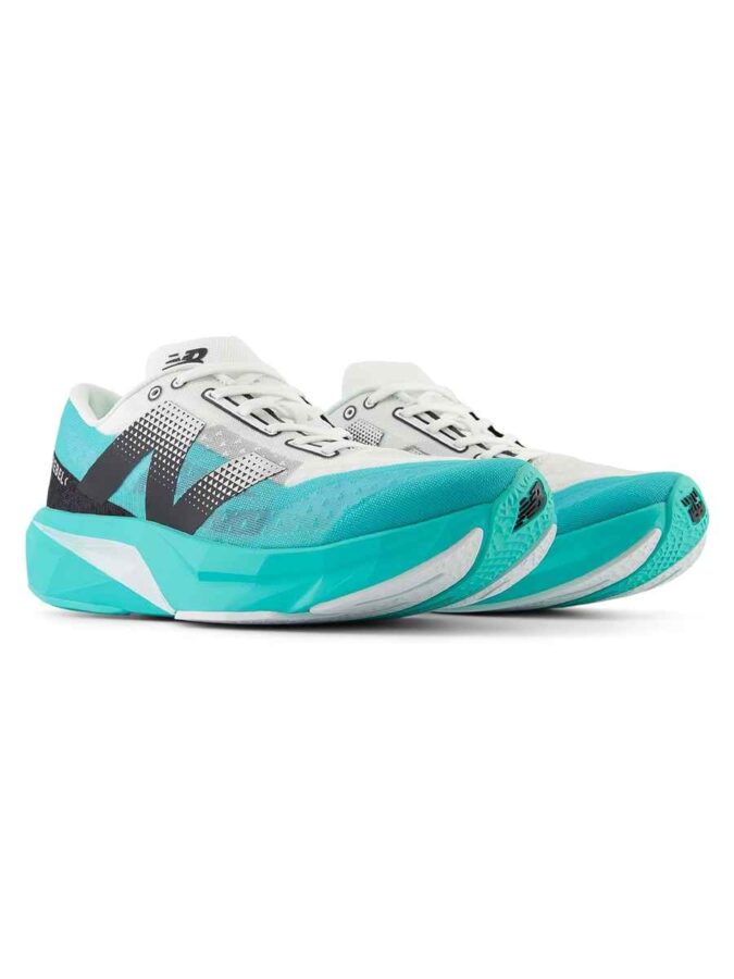 zapatillas New Balance FuelCell Rebel v4 en blanco y turquesa