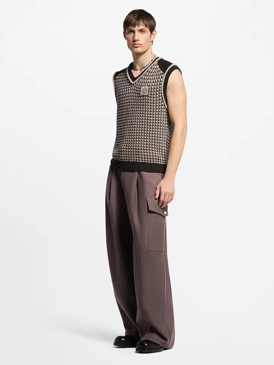 outfit de Louis Vuitton para hombre con chaleco y pantalón cargo