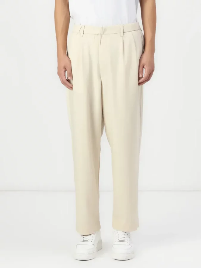 pantalón beige claro tipo chino