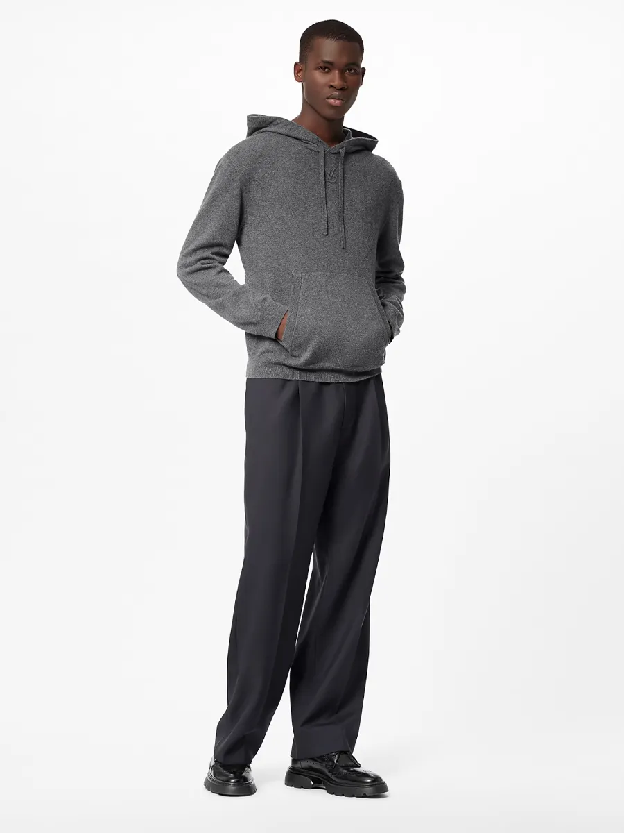 outfit de Louis Vuitton para hombre con sudadera gris con pantalón negro ancho