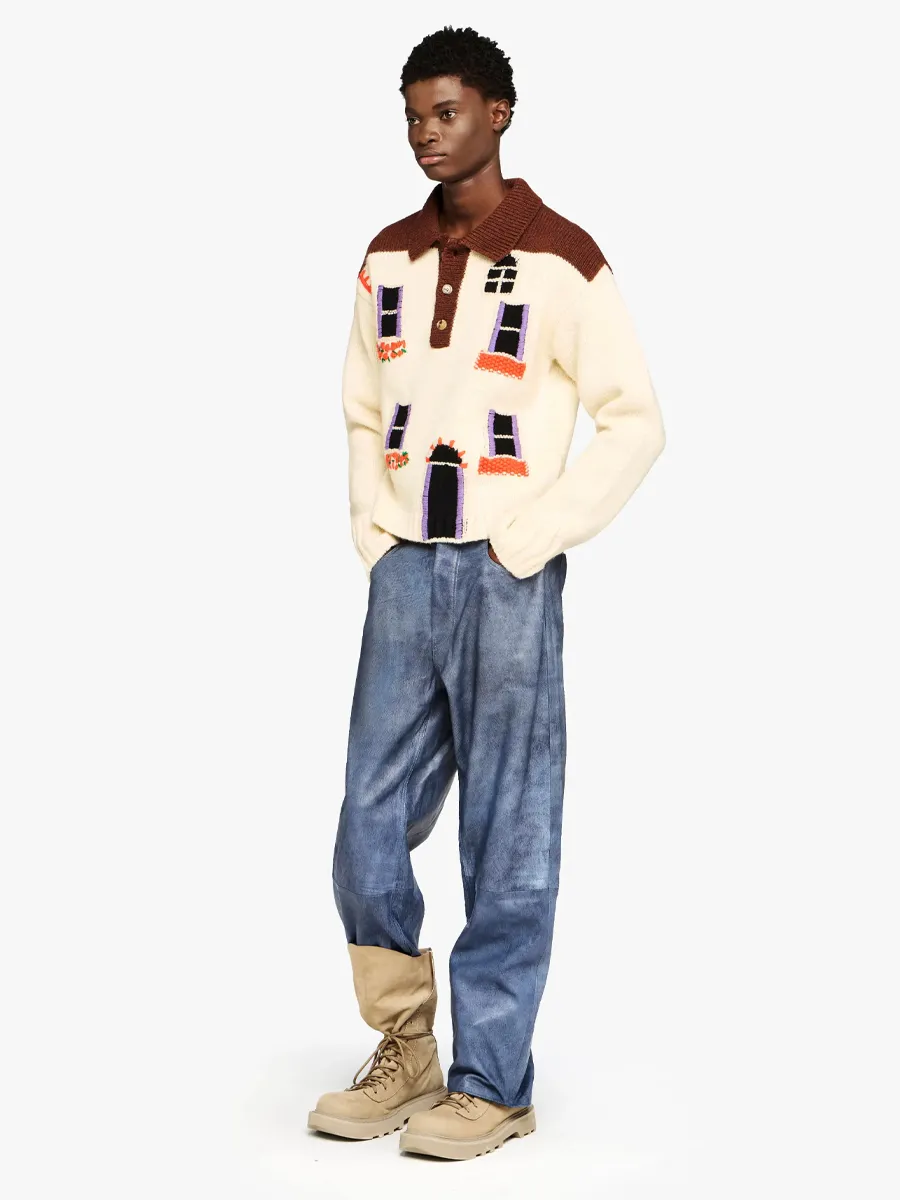 Outfit moderno de JW Anderson con jersey de punto grueso y vaquero tipo desgastado