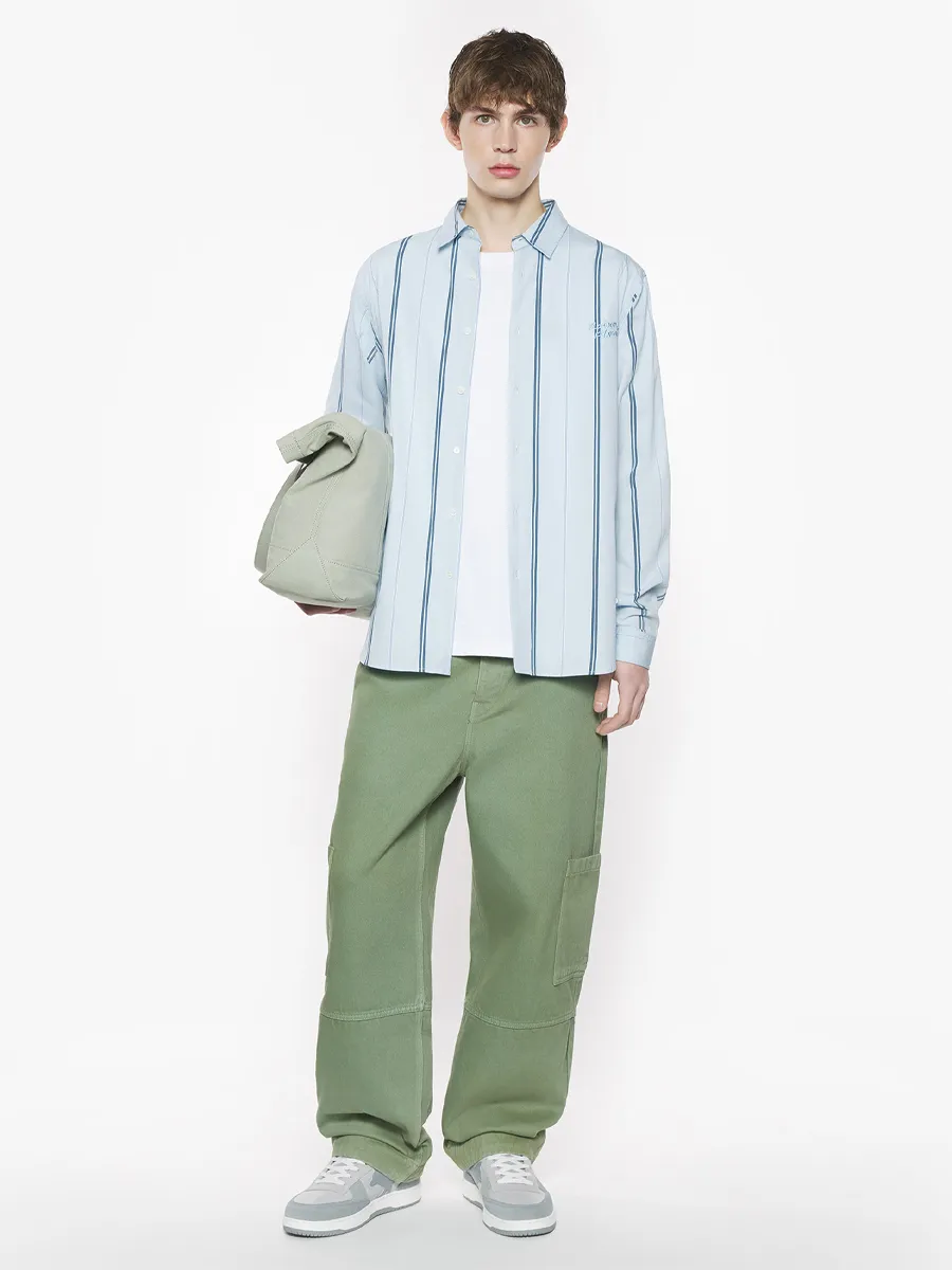 Pantalones verdes anchos con camisa azul casual