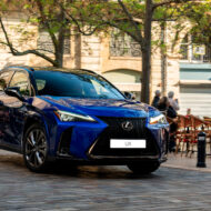El nuevo LEXUS UX 2025 circulando por la ciudad