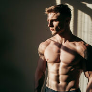 El método 3/7 para ganar músculo y fuerza en menos tiempo chico joven con físico musculado método 3/7
