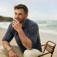 Chris Hemsworth renueva como imagen de la campaña de Emidio Tucci primavera 2025 de El Corte Inglés