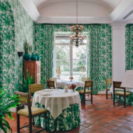 En este restaurante sirven el Bogavante al ajillo más espectacular de la Costa del Sol Salón comedor del restaurante El Jardín de Lutz