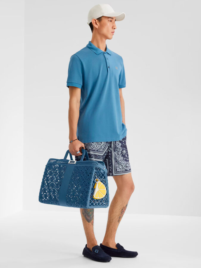 Modelo con bolso de Fendi Basket Forty8